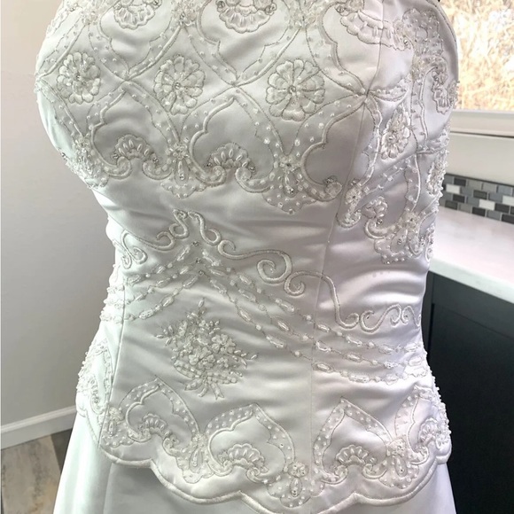 🚫SOLD🚫Gorgeous beaded White Scalloped Bodice wedding gown Sz 10 - Picture 6 of 11